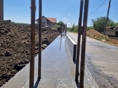 Beton proaspăt turnat peste armătura fundației