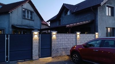 Gard din beton decorativ gri cu șipci metalice antracit