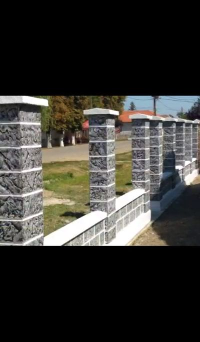 Detaliu de poartă culisantă antracit și gard din beton gri