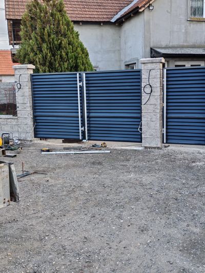 Gard din beton gri cu poartă culisantă, lucrare completă