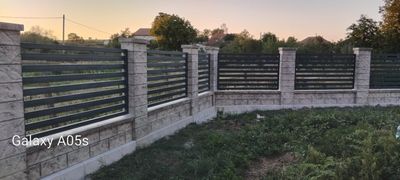 Gard lung din beton gri cu șipci antracit