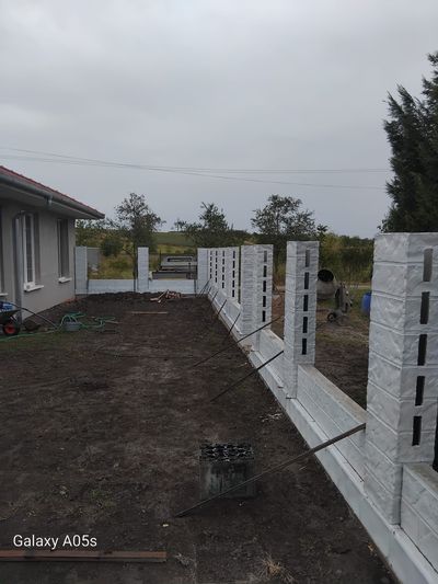 Gard din beton decorativ maro cu șipci metalice