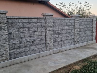 Gard din beton gri cu șipci maro, dimineața