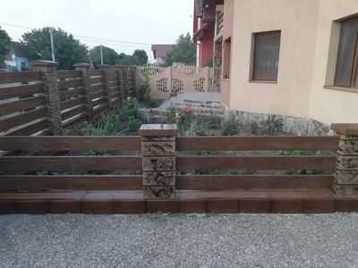 Gard din beton gri, tronson lateral