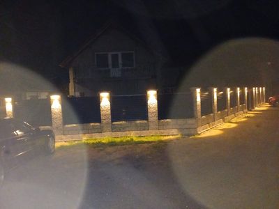 Gard din beton gri cu șipci antracit, în fața casei