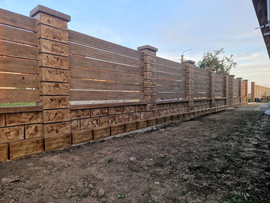 Gard din beton decorativ cu șipci metalice, executat de Garduri TM în Timișoara